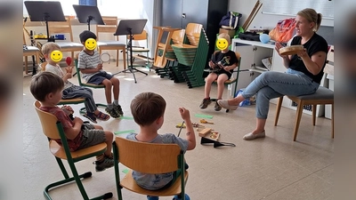 Stefanie Kohl führt die Kinder in einer Schnupperstunde spielerisch an die ersten Instrumente heran. (Bild: Sabine Kredler)