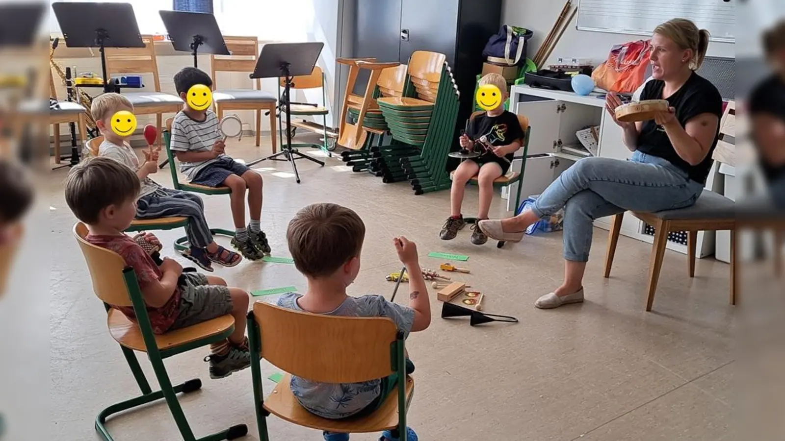 Stefanie Kohl führt die Kinder in einer Schnupperstunde spielerisch an die ersten Instrumente heran. (Bild: Sabine Kredler)