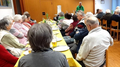 Willi Koegst hatte die Verbindung zwischen Referenten und Seniorengruppe hergestellt.  (Bild: Maria Smola)