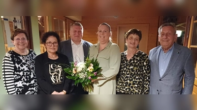 Die Mitglieder der CSU Frauen-Union haben eine neue Vorstandschaft gewählt. Von links: 2. Bürgermeisterin Bärbel Birner, Schatzmeisterin Gisela König, CSU-Orts- und Fraktionsvorsitzender Martin Merkl, Vorsitzende Stadträtin Michaela Meier, stellvertretende Vorsitzende Rita Beck, CSU-Ehrenorts- und Kreisvorsitzender Werner Schulz. (Bild: Werner Schulz)