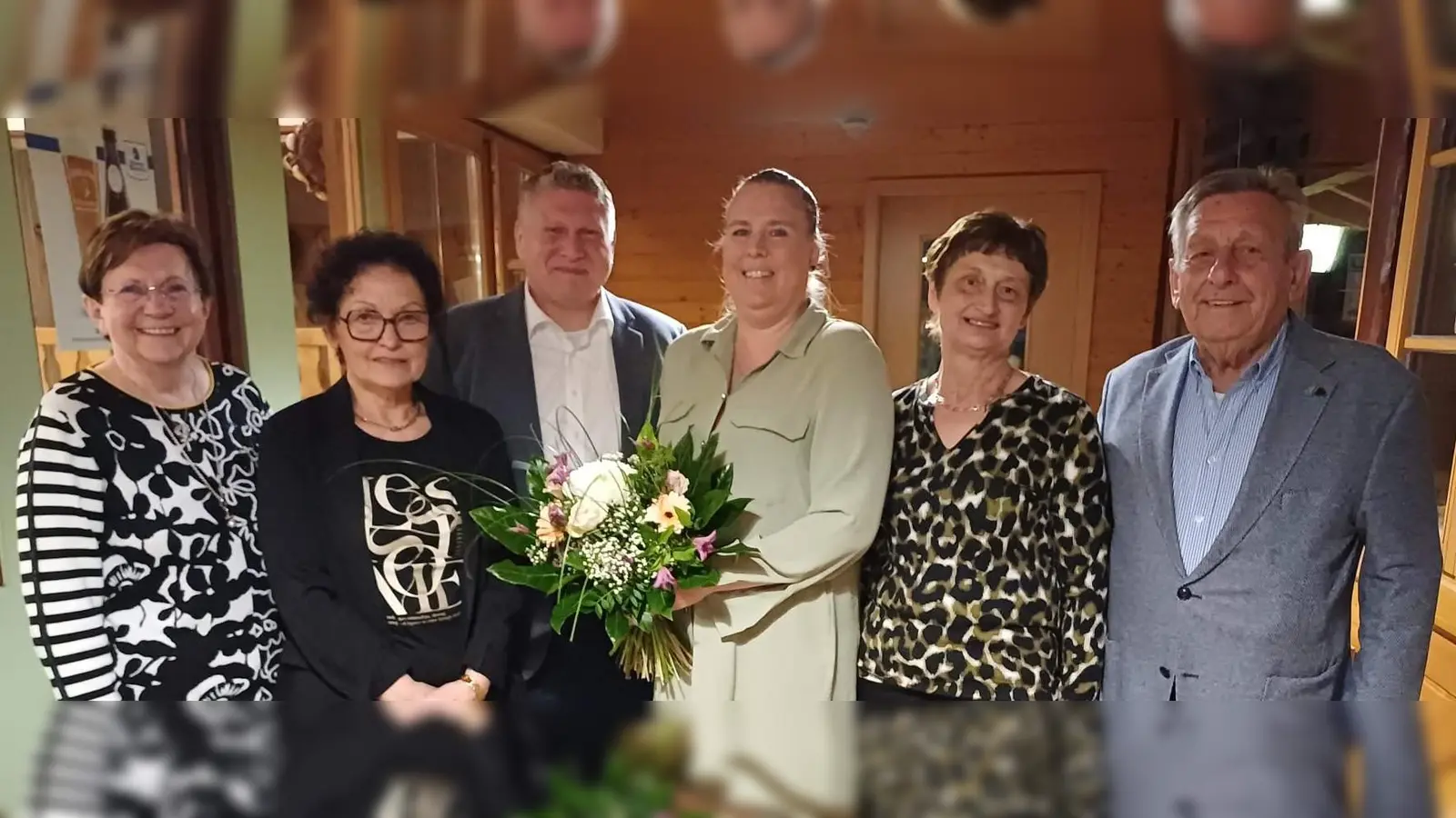 Die Mitglieder der CSU Frauen-Union haben eine neue Vorstandschaft gewählt. Von links: 2. Bürgermeisterin Bärbel Birner, Schatzmeisterin Gisela König, CSU-Orts- und Fraktionsvorsitzender Martin Merkl, Vorsitzende Stadträtin Michaela Meier, stellvertretende Vorsitzende Rita Beck, CSU-Ehrenorts- und Kreisvorsitzender Werner Schulz. (Bild: Werner Schulz)