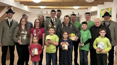 Die Preisträger des diesjährigen Vereins-Schießens und die neuen Vereins-Hoheiten.&nbsp; Es gratulierten Bürgermeister Johann Wilhelm (3. v.r.), 1. Schützenmeister Josef Hanauer jun. (links) und 2. Schützenmeister Thomas Schmidt (rechts) (Bild: Emma Dirschwigl )