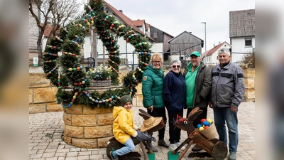 Mit dem Brunnen von links nach rechts: Oskar erprobt eines der Kunstwerke auf Standfestigkeit, Angelika Windisch, Monika Holl, Dieter Windisch, Manfred Holl. Weitere Helferinnen hatten sich hinter der Fotografin versammelt. (Bild: Eva Windisch)