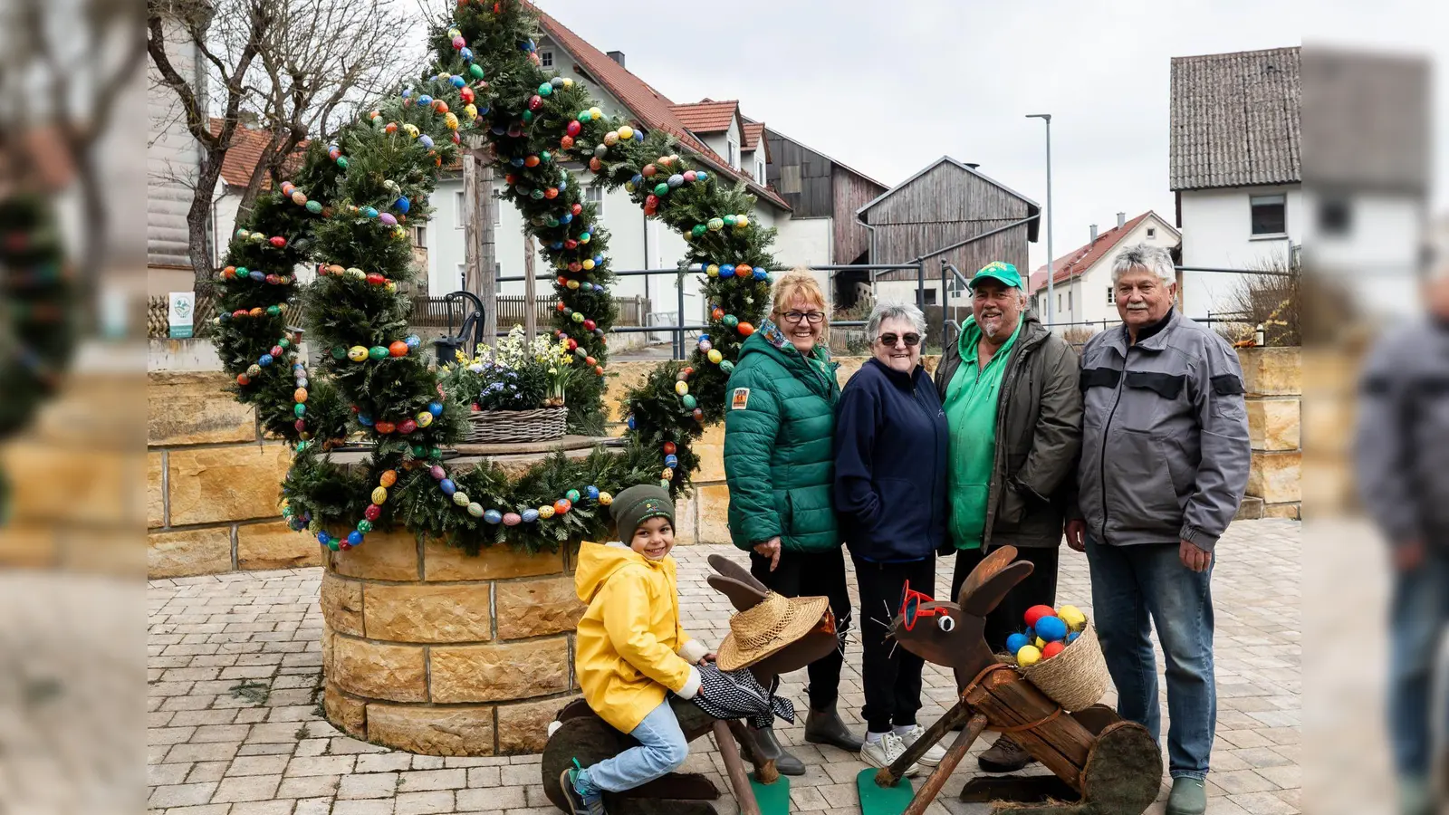 Mit dem Brunnen von links nach rechts: Oskar erprobt eines der Kunstwerke auf Standfestigkeit, Angelika Windisch, Monika Holl, Dieter Windisch, Manfred Holl. Weitere Helferinnen hatten sich hinter der Fotografin versammelt. (Bild: Eva Windisch)