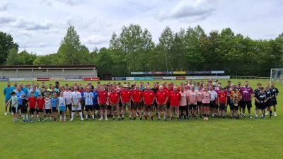 Am Elfmeterturnier anlässlich der 45-Jahrfeier des Eslarner Bayernfanclub beteiligten sich 19 Teams. (Bild: Karl Ziegler)