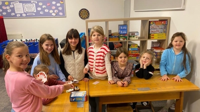  Die Schüler der Grundschule spielen bereits mit den gewonnen Sachen in ihrem Spielzimmer und sind stolz auf ihren Erfolg.  (Bild: Sophie Wittmann)