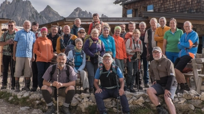 Die DAV Wanderer vor der Rotwandhütte (Bild: Peter Bublitz)