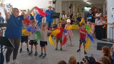 Tüchertanz mit den Kindern der musikalischen Früherziehung. (Bild: Carola Ringholz)