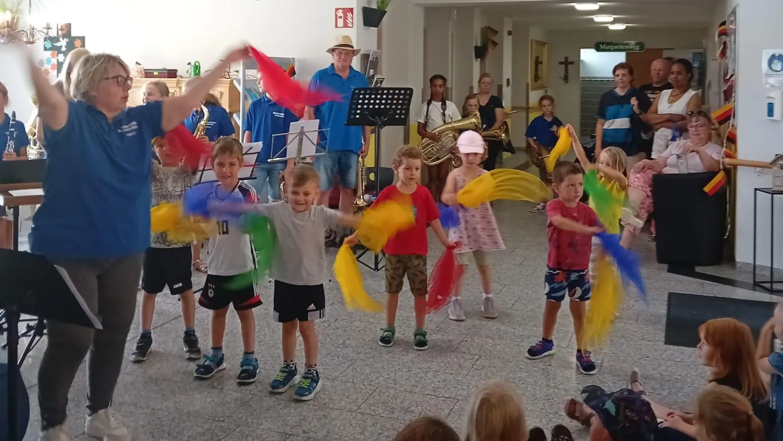 Tüchertanz mit den Kindern der musikalischen Früherziehung. (Bild: Carola Ringholz)
