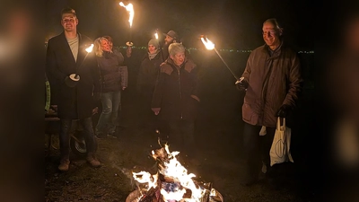 Nach der Fackelwanderung wurde sich am Lagerfeuer aufgewärmt. (Bild: Peter Gattaut)