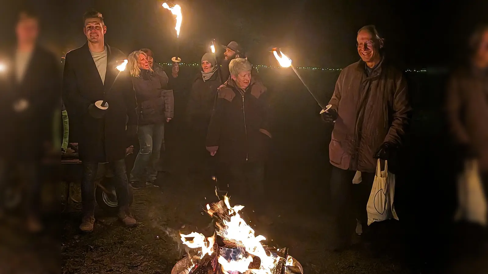 Nach der Fackelwanderung wurde sich am Lagerfeuer aufgewärmt. (Bild: Peter Gattaut)