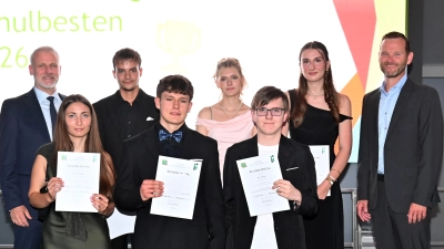 (v. l. Schulleiter Eduard Bauer, Sophie Hofen (1,88), Joseph Keck Nassabay (1,75), Dominik Kurs (1,62), Emma Weiß (1,63), Timo Reil (1,75), Emilie Panzer (1,14), Ständiger Vertreter des Schulleiters Klaus Binner). (Bild: Fotostudio Kraus, Vohenstrauß)