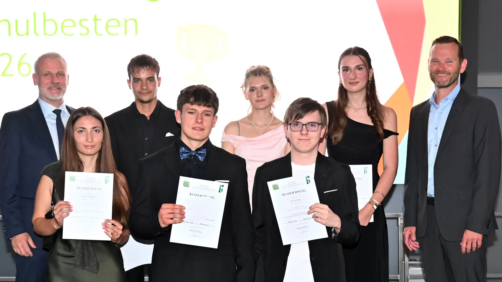 (v. l. Schulleiter Eduard Bauer, Sophie Hofen (1,88), Joseph Keck Nassabay (1,75), Dominik Kurs (1,62), Emma Weiß (1,63), Timo Reil (1,75), Emilie Panzer (1,14), Ständiger Vertreter des Schulleiters Klaus Binner). (Bild: Fotostudio Kraus, Vohenstrauß)