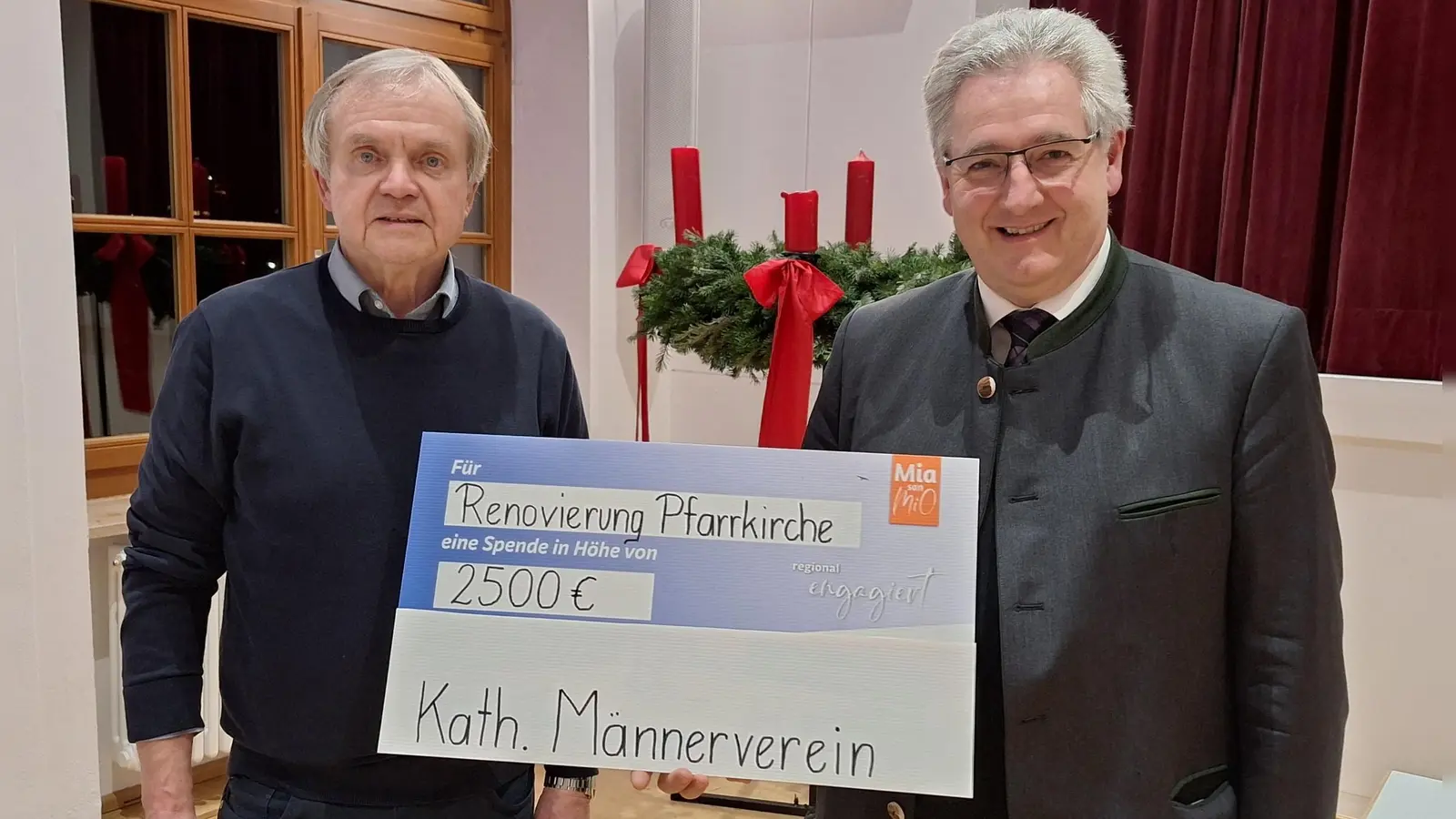 Das Benefizkonzert des Reservistenmusikzug Oberpfalz erbrachte ein Ergebnis von 2500 Euro. Walter Elberskirch überreichte den Erlös an Pfarrer Hannes Lorenz zur Verwendung für die Kirchenrenovierung. (Bild: Sepp Ferstl)