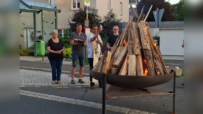 Bild v.re. JU-Vorsitzender Daniel Wartinger, Pfarrer Pater Anish George, stellvertretender CSU-Vorsitzender Johannes Prechtl, Mesnerin Gabi Filberth (Bild: Josef Söllner)