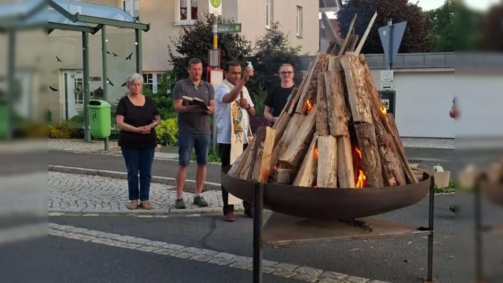 Bild v.re. JU-Vorsitzender Daniel Wartinger, Pfarrer Pater Anish George, stellvertretender CSU-Vorsitzender Johannes Prechtl, Mesnerin Gabi Filberth (Bild: Josef Söllner)