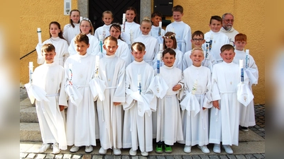 20 Buben und Mädchen feierten in der Pfarrei Michldorf in zwei Gruppen Erstkommunion. Zur Zweitkommunion waren nun alle Erstkommunikanten zusammen. (Bild: Albert Gruber)