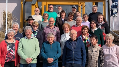 Ehemalige Schüler des Einschulungsjahrgangs 1961 und 1962 der Volksschule Tännesberg/ Gleiritsch. (Bild: Maria Zinkl)