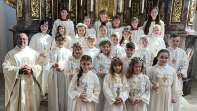 18 Kinder aus den Pfarreien Vilseck und Sorghof empfingen am Weißen Sonntag aus den Händen von Stadtpfarrer Hrudaya Madanu (links) erstmals die heilige Kommunion.  (Bild: Andreas Kreuzer)