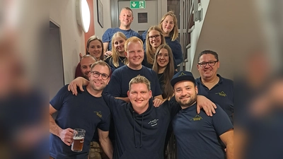 Im Bild ist das Organisationsteam mit einem Teil der Helfer-innen zu sehen (Bild: Willi Duschner)