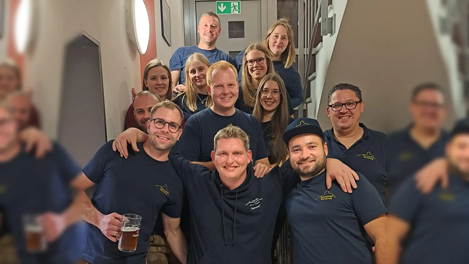 Im Bild ist das Organisationsteam mit einem Teil der Helfer-innen zu sehen (Bild: Willi Duschner)