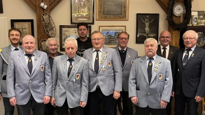 Die wieder komplette Vereinsführung der RSK Neualbenreuth –<br>(von links) Gregor Köstler (Schriftführer, Blockwart), Werner Plonner (Fähnrich, Blockwart), Franz Becker (Kassenrevisor), Artur Kursawe (Reservistenbetreuer), Wolfgang Tischler (3. Vors.), Meinhard Köstler (1. Vors.), Franz Stoll (Kassier), Ferdinand Gatter (2. Vors.), Brgm. Klaus Meyer, Ferdinand Lienerth (Kreisvors. BSB 1874). Es fehlen die Kanoniere Helmut Dimmling / Rudolf Sporrer und Blockwart Wenzel Riederer.<br> (Bild: Gregor Köstler)