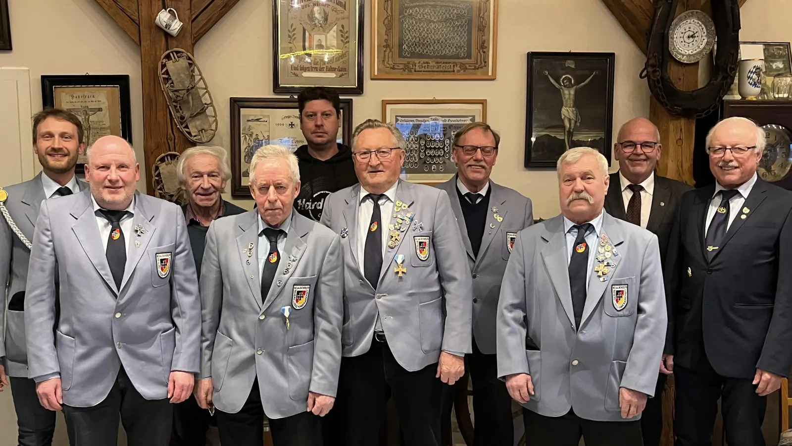 Die wieder komplette Vereinsführung der RSK Neualbenreuth –<br>(von links) Gregor Köstler (Schriftführer, Blockwart), Werner Plonner (Fähnrich, Blockwart), Franz Becker (Kassenrevisor), Artur Kursawe (Reservistenbetreuer), Wolfgang Tischler (3. Vors.), Meinhard Köstler (1. Vors.), Franz Stoll (Kassier), Ferdinand Gatter (2. Vors.), Brgm. Klaus Meyer, Ferdinand Lienerth (Kreisvors. BSB 1874). Es fehlen die Kanoniere Helmut Dimmling / Rudolf Sporrer und Blockwart Wenzel Riederer.<br> (Bild: Gregor Köstler)