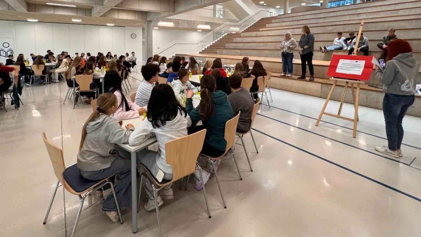Schülerinnen und Schüler aus Kemnath und Karlsbad kommen beim gemeinsamen Aktionstag in der Aula der Realschule Kemnath miteinander ins Gespräch. (Bild: Alexander Licha)