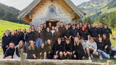 Gruppenfoto nach dem Gottesdienst vor der Kapelle auf dem Berg mit den 41 Mitgliedern der KLJB Burkhardsrieth &amp; ihrem Pater Thom. (Bild: Fabiola Fuchs)