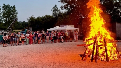 Das Johannisfeuer bildete den stimmungsvollen Höhepunkt des Abends. (Bild: Thomas Held)