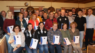 Alle die gekommen sind freuen sich mit dem FC Edelsfeld schon seit 30 Jahren. Leider war es nicht allen Jubilaren möglich.  (Bild: Rudi Gruber)