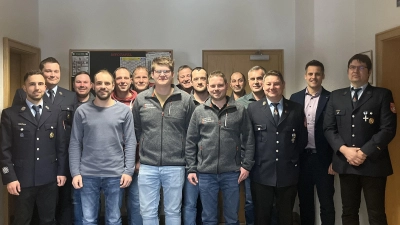 (von links): Zweiter Kommandant Jonas Kleber, Stellv. Vorsitzender Josef Hauer, Gerätewart Tobias Eckl, Schriftführer Lukas Zimmermann, Kassier Peter Ruhland, Beisitzer Karlheinz Roth, Stellv. Vorsitzender Alexander Fleischer, Gerätewart Stefan Hammerer, Kassenprüfer Christian Schäffer, Erster Vorsitzender Michael Stilp, Kassenprüfer Johann Kleber, Beisitzer Armin Zimmermann, Beisitzer Josef Bayer, Erster Bürgermeister Rudolph Teplitzky, Erster Kommandant Michael Schlagenhaufer (Bild: Lukas Zimmermann)