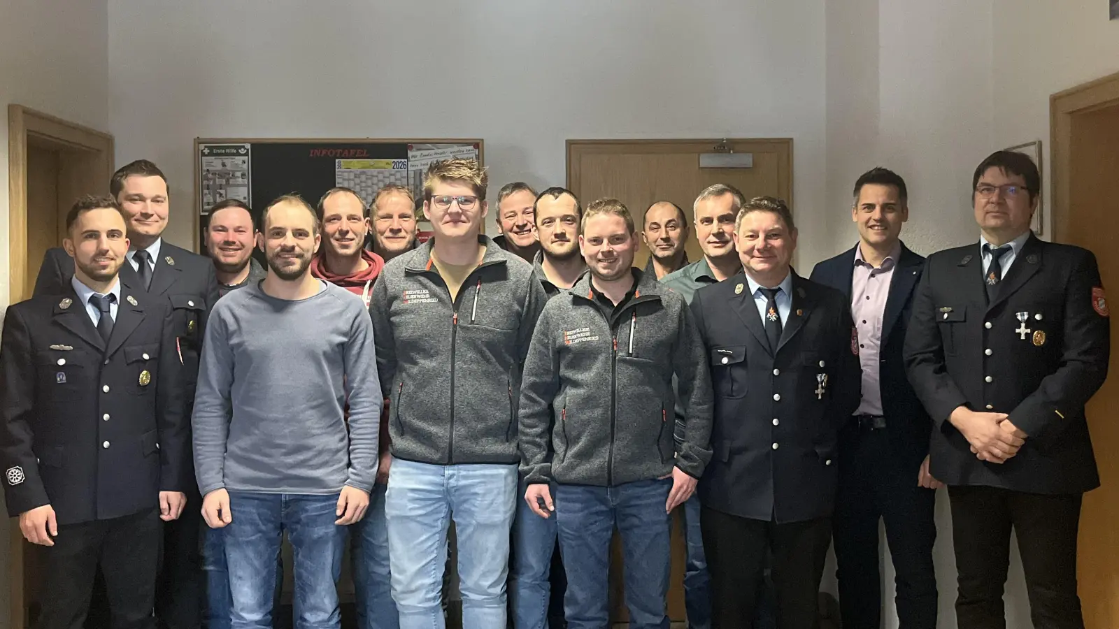 (von links): Zweiter Kommandant Jonas Kleber, Stellv. Vorsitzender Josef Hauer, Gerätewart Tobias Eckl, Schriftführer Lukas Zimmermann, Kassier Peter Ruhland, Beisitzer Karlheinz Roth, Stellv. Vorsitzender Alexander Fleischer, Gerätewart Stefan Hammerer, Kassenprüfer Christian Schäffer, Erster Vorsitzender Michael Stilp, Kassenprüfer Johann Kleber, Beisitzer Armin Zimmermann, Beisitzer Josef Bayer, Erster Bürgermeister Rudolph Teplitzky, Erster Kommandant Michael Schlagenhaufer (Bild: Lukas Zimmermann)