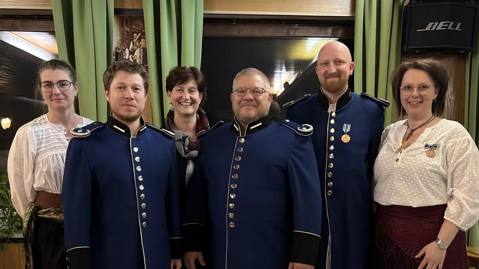 Patrick Zeitler (2. von rechts) erhielt das einstimmige Vertrauen der Versammlung als neuer Vorsitzender. (Bild: Bernhard Knauer)