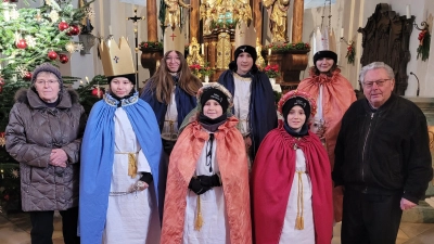 Ministranten der Expositur Pertolzhofen, Ruhestandspriester Max Stigler, Mesnerin Maria Kühner.  (Bild: Christa Forster)