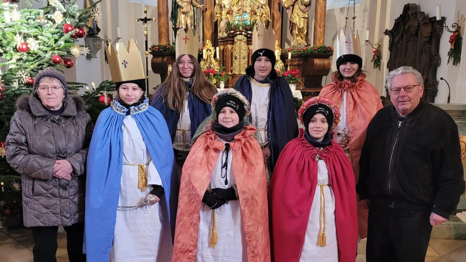 Ministranten der Expositur Pertolzhofen, Ruhestandspriester Max Stigler, Mesnerin Maria Kühner.  (Bild: Christa Forster)