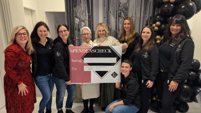 Mit einer Spende über 1.000 Euro überraschte der Amberger Service-Club Ladies‘ Circle den Vorstand des Fördervereins Familiengesundheit Oberpfalz (FFGO): Vierte von links 1. Vorsitzende Brigitte Schöner, Fünfte von links 2. Vorsitzender Susanne Hahn. Dritte von links Club-Präsidentin Dr. Andrea Schuller. (Bild: Christian Affronti)