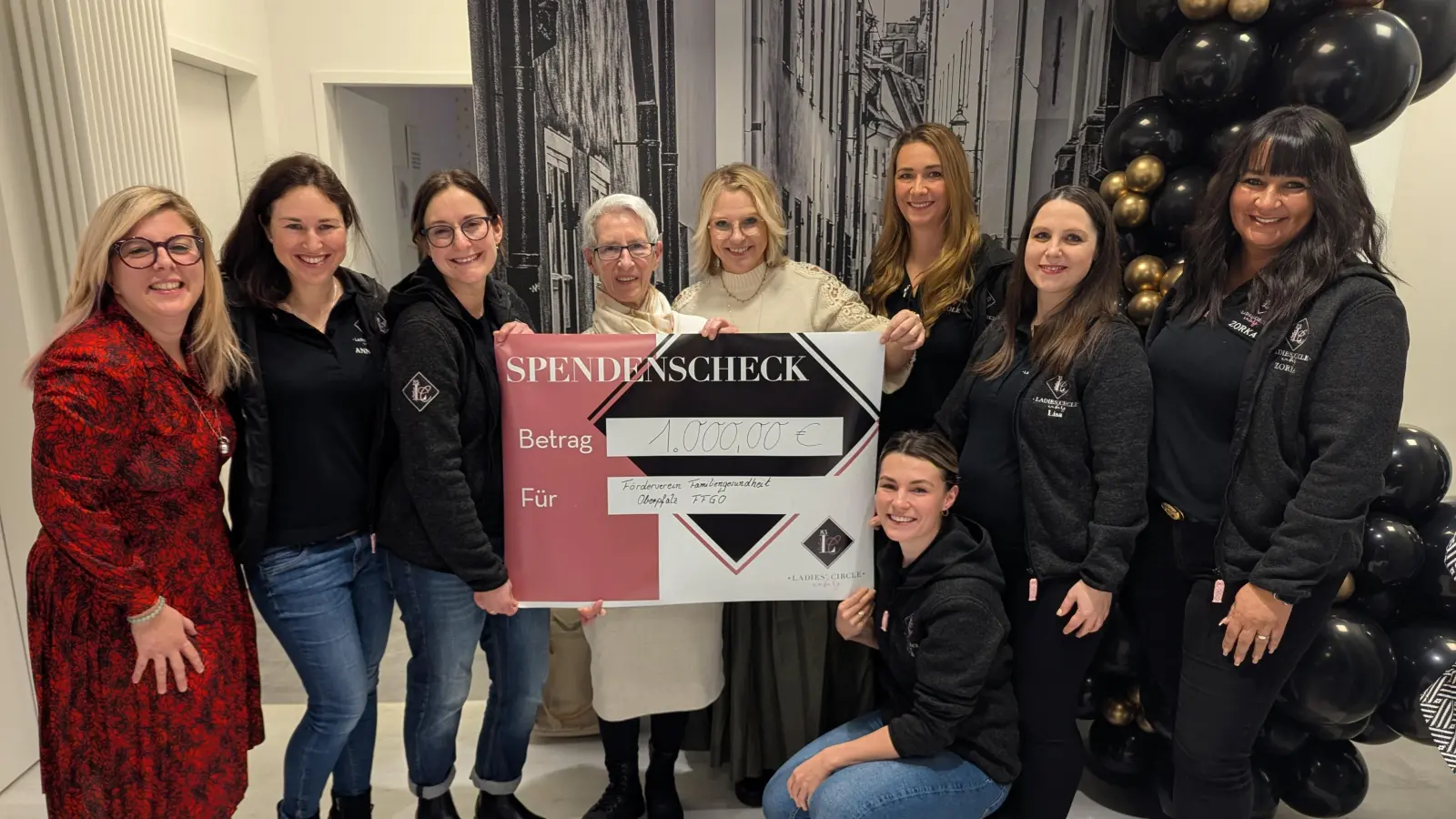 Mit einer Spende über 1.000 Euro überraschte der Amberger Service-Club Ladies‘ Circle den Vorstand des Fördervereins Familiengesundheit Oberpfalz (FFGO): Vierte von links 1. Vorsitzende Brigitte Schöner, Fünfte von links 2. Vorsitzender Susanne Hahn. Dritte von links Club-Präsidentin Dr. Andrea Schuller. (Bild: Christian Affronti)