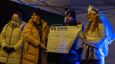 Leitung Kinderhaus Raphael erhält einen Scheck über 200€ (Bild: Josef Vogl)