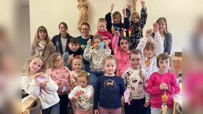 Weihnachtsbasteln im Pfarrheim. (Bild: Maria Reber)