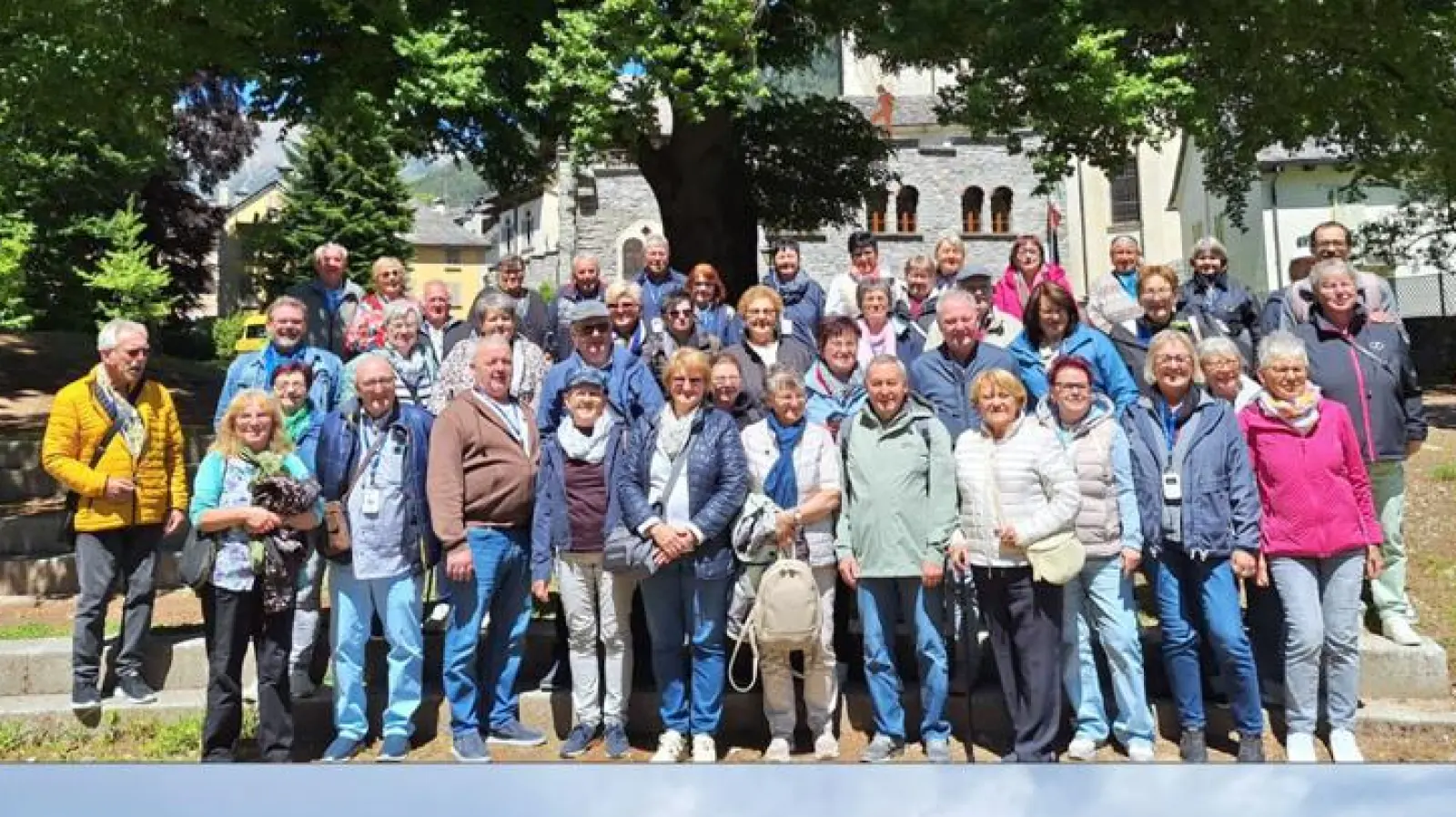 Reisegruppe vor dem Schornsteinfegermuseum,Lago Maggiore und Kathedrale (Bild: Martin Krös)