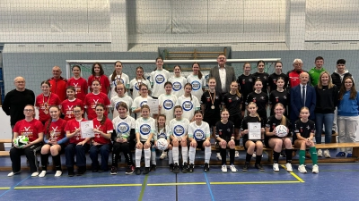 Die drei bestplatzierten Mannschaften der Hallen-Fußball-Meisterschaft der Mädchen der 5. bis 9. Klassen von links: 1. Dr.-Johanna-Decker-Gymnasium Amberg, 2. Realschule Auerbach, 3. Dr.-Johanna-Decker-Realschulen Amberg. mit (hinten, von links) Reinhardt Wiesmeth, 1. Bürgermeister Hans-Martin Schertl, Christian Trummer, Bastian Graf und Marius Diaconescu; Karl Heinz Grollmisch (Mitte, links) sowie (Mitte, von rechts) Sportlehrerin Jule Zimmermann (Realschule Auerbach), Studienrätin Katharina Fruntke und Günter Simmerl. (Bild: Martin Winkler)