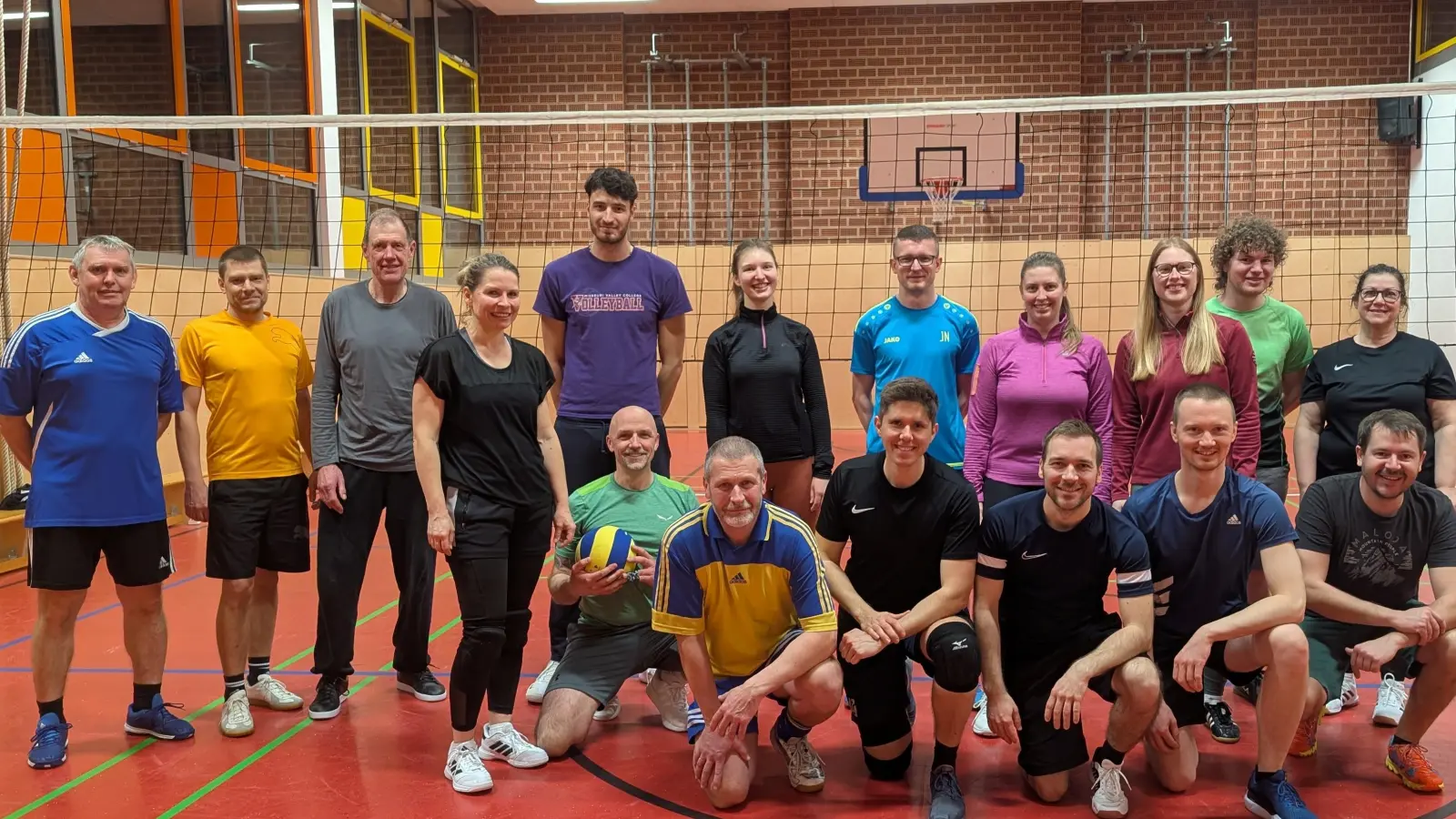 Gruppenbild mit Raffael Nervo (stehend, 5. v. l.) (Bild: Evelyn Adler )