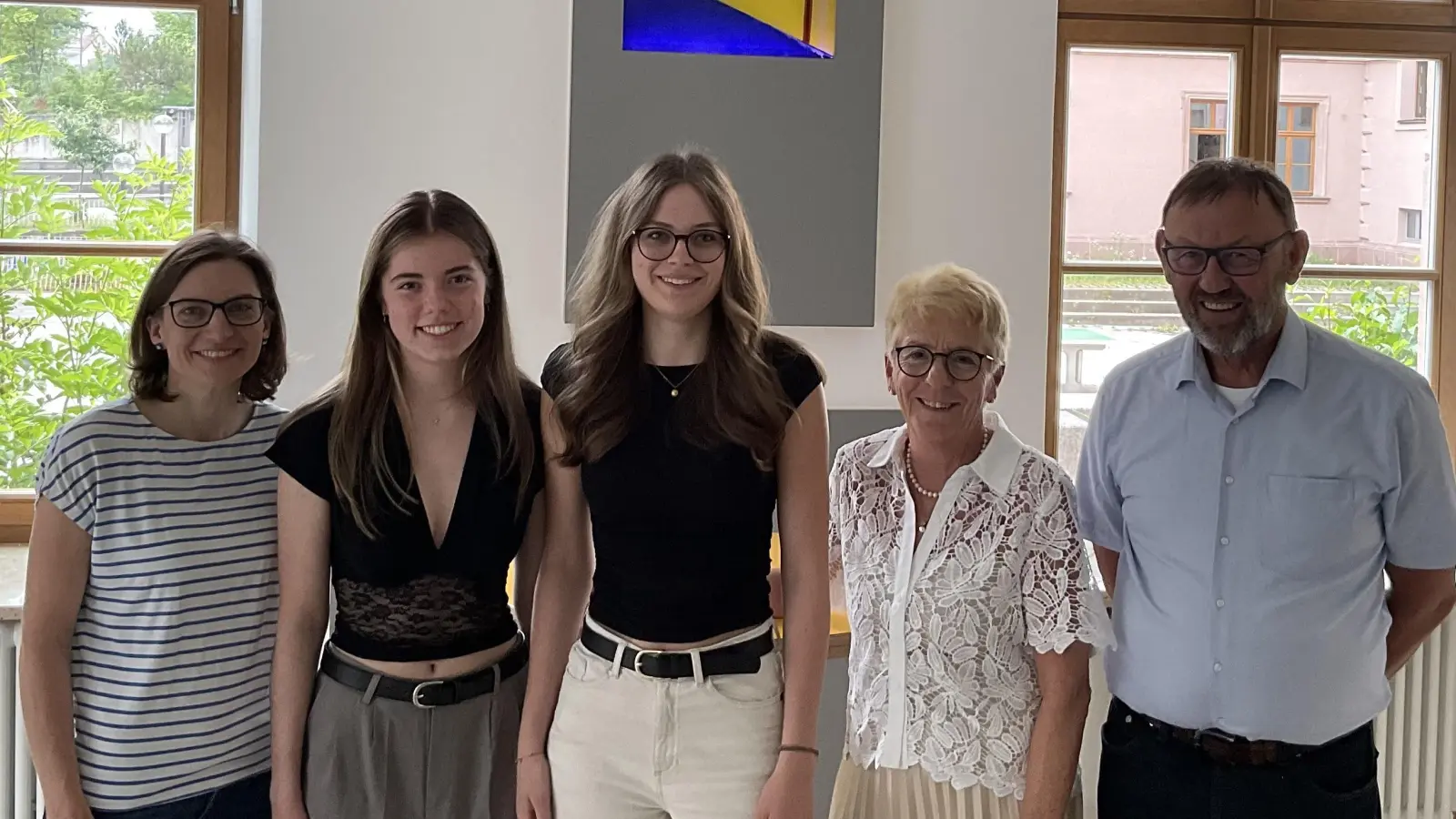 Freuten sich gemeinsam über das Spendenergebnis (v.l.n.r.): Birgit Prey (FLIKA), Paula Nerb, Emma Hausmann (beide Abiturjahrgang 2026), Margit Meier (FLIKA) und Schulleiter OStD Georg Meyer.  (Bild: Tobias Kober)