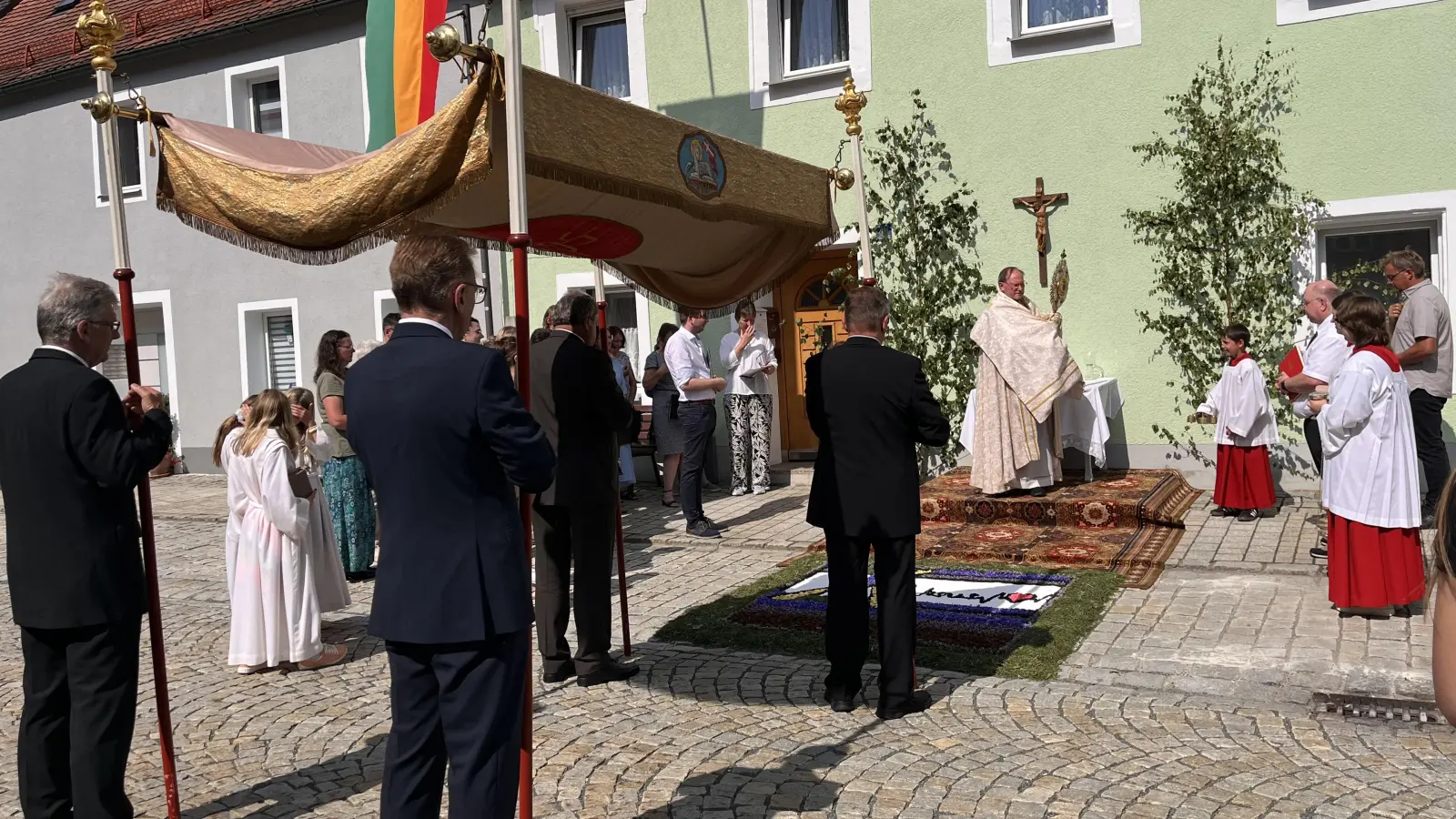 In der Monstranz wurde das Allerheiligste durch den Markt Waldeck getragen  (Bild: Claudia Hösl)