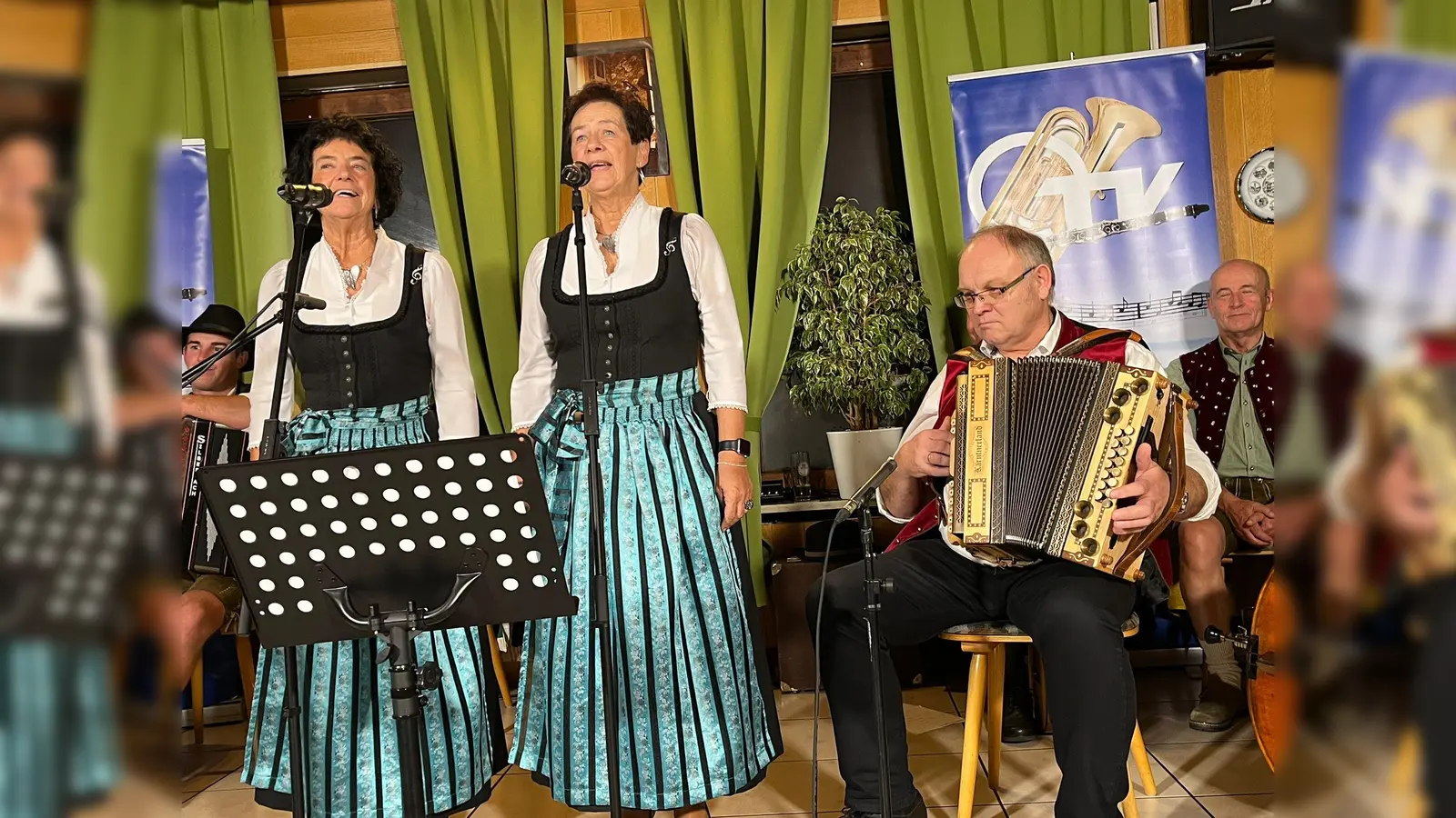 Die Zupfer-Moidln und da Gerhard. (Bild: Renate Zupfer-Vilas)