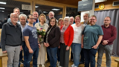 Dem Leitungsteam der SG mit Vorsitzendem Horst Helgert gratulierten letztmals Erster Bürgermeister Ludwig Biller ( Hintere Reihe von links) sowie Arthur Weber (hinten rechts). Nach 30 Jahren ehrenamtlichem Einsatz wurde Inge Kellermann mit einem Blumenstrauß verabschiedet. (Bild: Siegfried Bock)