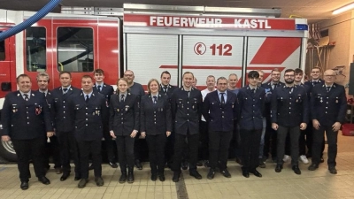 das Bild zeigt die Vorstandschaft, die Geehrten und Beförderten von links nach rechts: 1. Kommandant Dominik Kugler, 1. Vorsitzenden Rudi Schinner, Berthold Baumann, Florian Braun, Raphael Übelmesser, Magdalena Zeitler, Markus Baumann, Theresia Kroher, Matthias Schinner, Jonas Zeitler, Josef Zeitler, Helmut Trastl, Stefan Weidner, Markus Weismeier, Johannes Dimper, Martin Zeitler, Andreas Ackermann, Christotph Baumann, Tobias Kneidl, Tobias Rodler, 2. Vorsitzender Rudi Stahl  (Bild: Roland Bodner)
