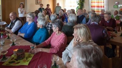 Seniorenclubleiterin Edeltraud Helgert (hinten links) freute sich mit ihrem Team über ein volles Pfarrheim.<br>Die Gestaltung weckte Erinnerungen an die gute alte Zeit. (Bild: Bernhard Rauch)