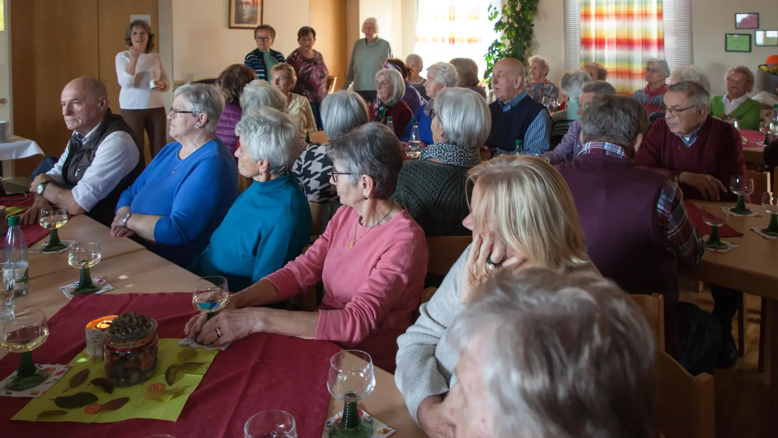 Seniorenclubleiterin Edeltraud Helgert (hinten links) freute sich mit ihrem Team über ein volles Pfarrheim.<br>Die Gestaltung weckte Erinnerungen an die gute alte Zeit. (Bild: Bernhard Rauch)